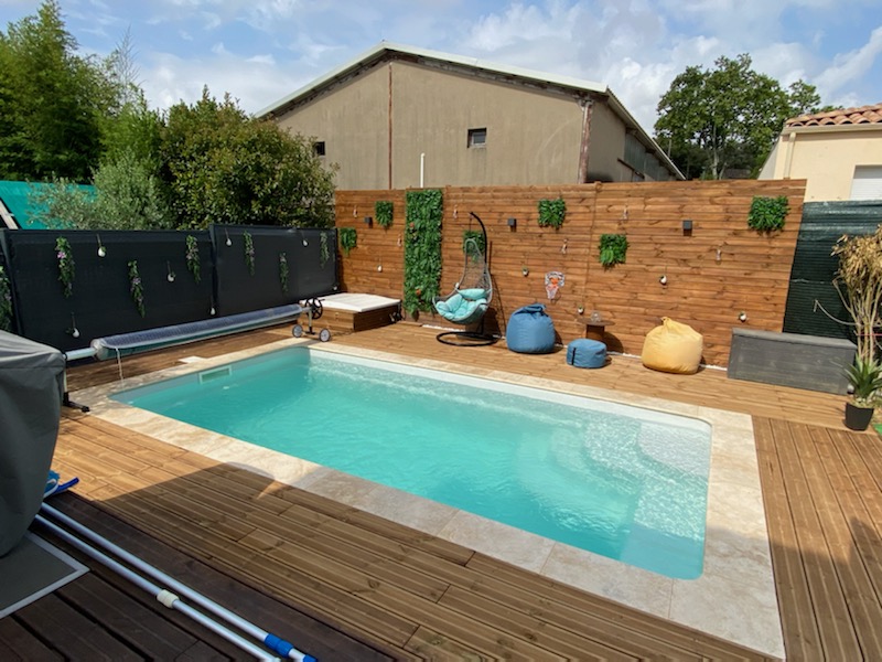 Petite piscine coque urbaine de moins de 10m2 dans un petit jardin